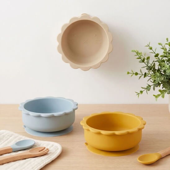 Assiette bébé bien maintenue sur un mur par sa ventouse