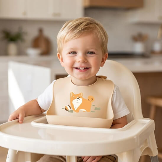 Garçon de face  portant un bavoir bébé renard