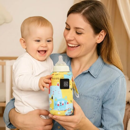 Bébé avec son chauffe biberon portable jaune sur sa maman