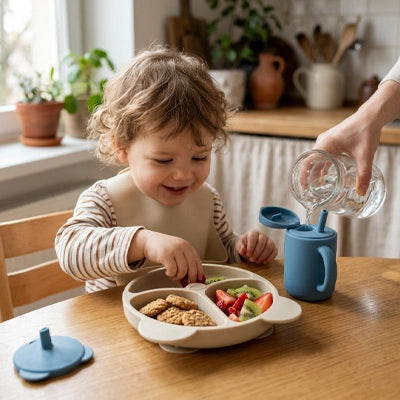 Fille qui mange avec ses doights assiette bébé ventouse beige