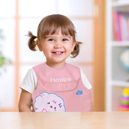 Fillette qui regarde devant elle avec le bavoir bébé rose