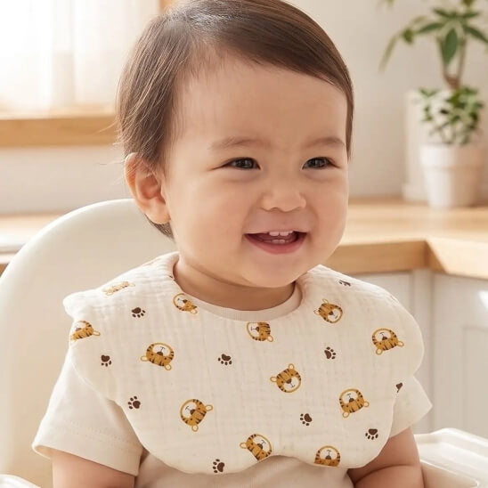 Garçon avec bavoir bébé tigre dans la cuisine