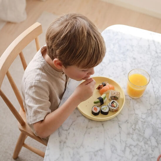 Garcon qui mange avec assiette bébé jaune