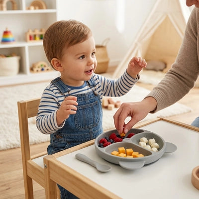 Maman qui donne à manger à son fils assiette bébé ventouse grise