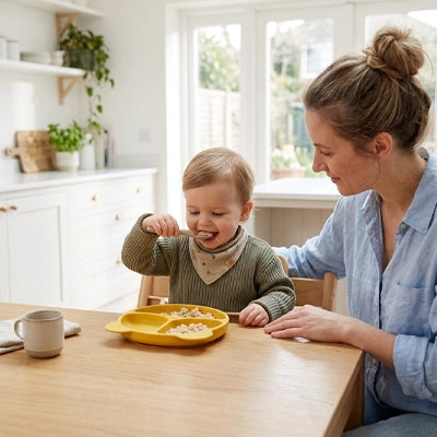 Maman qui donne à manger à son fils assiette bébé ventouse jaune