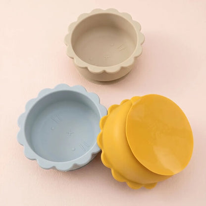 Trois assiette bébé de couleurs differentes