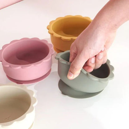 Assiette bebe bien maintenue sur la table par sa ventouse