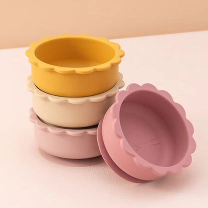 Assiette bebe empilées les unes sur les autres