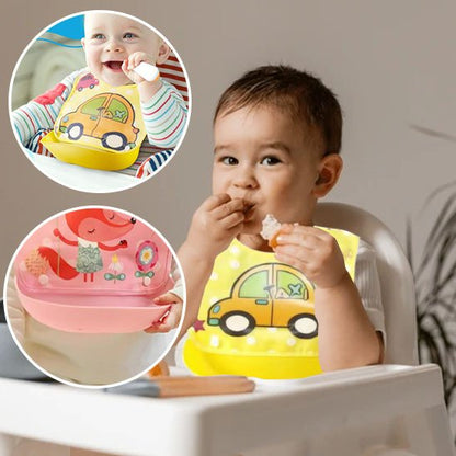 Bavoir bébé assis qui mange