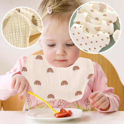 Bavoir bébé joue avec la nourriture
