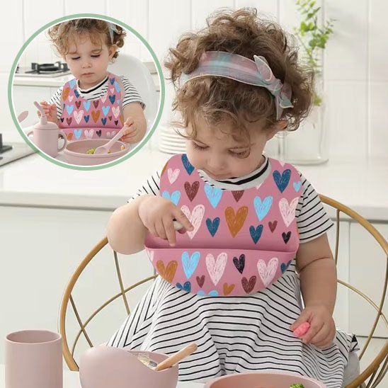 Bavoir bébé mange avec les mains