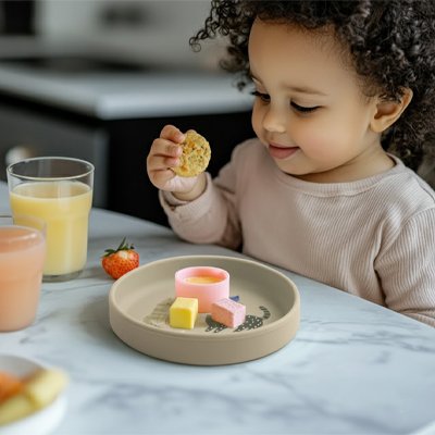 Fillette mange des gâteaux assiette bébé félin
