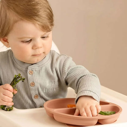Garçon qui mange avec ses doigts assiette bebe orange