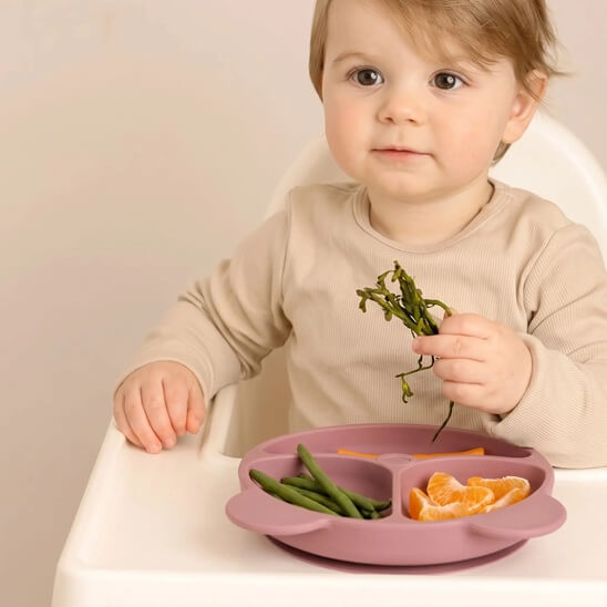 Garçon qui mange des légumes assiette bebe violette