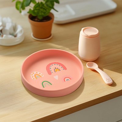 Gros plan sur l'assiette assiette bébé arc-en-ciel